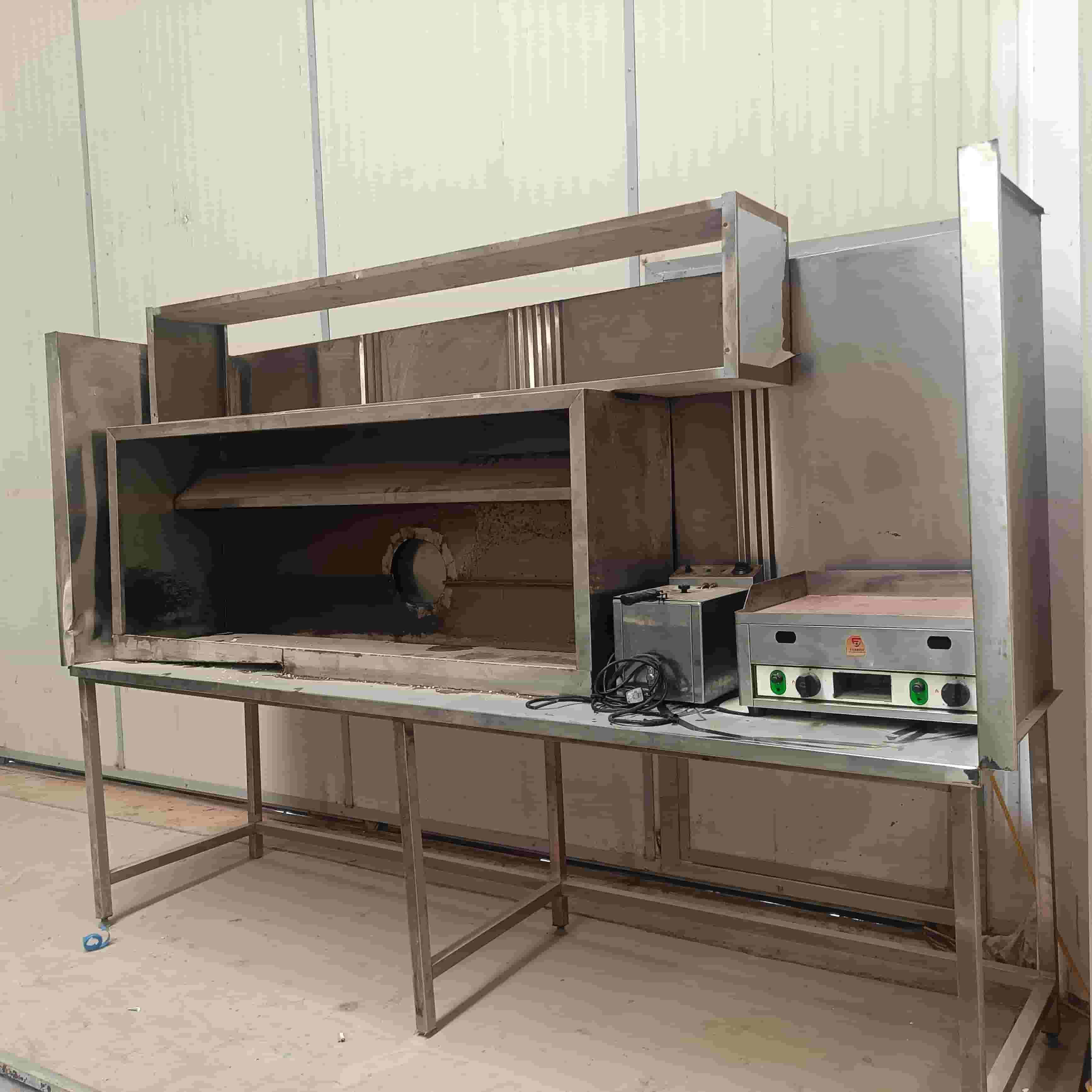 Used restaurant equipment is almost new due to the closure of the restaurant